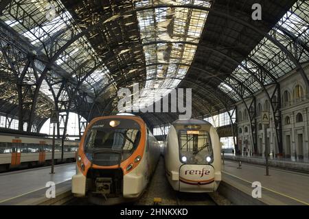 Estació de Franca - stazione ferroviaria di collegamento con treni e piattaforme a Barcellona Catalogna Spagna. Foto Stock