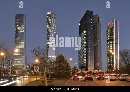Cuatro Torres - quattro torri business area, moderni grattacieli e vialetto al tramonto a Madrid Spagna. Foto Stock