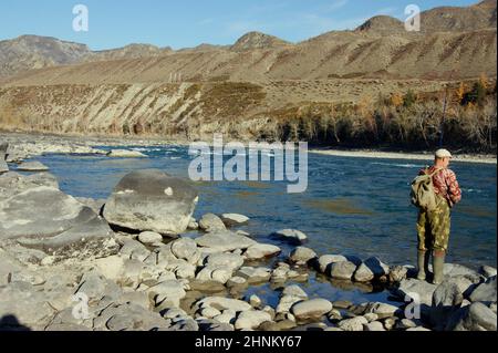 Pescatore con cordone a riva cortile montagna autunno Foto Stock