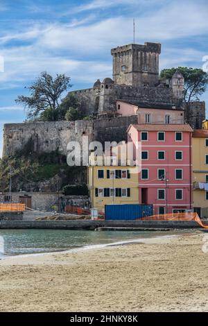 Il castello di San Terenzo, costruito su una collina sopra il villaggio Foto Stock