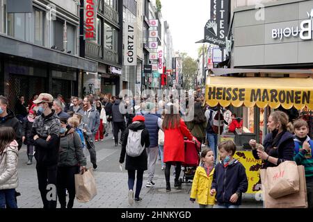 Menschenmassen trotz Corona-Pandemie un einem gewöhnlichen Wochentag in der Hohe Strasse Foto Stock