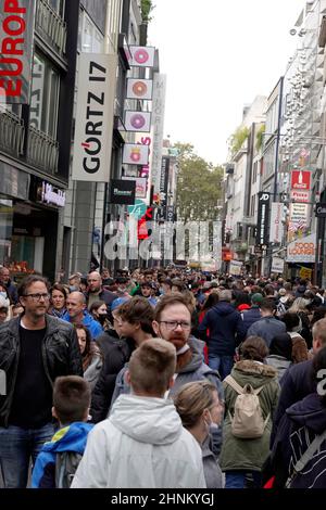 Menschenmassen trotz Corona-Pandemie un einem gewöhnlichen Wochentag in der Hohe Strasse Foto Stock