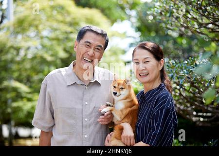 Coppia giapponese senior con il loro cane Foto Stock