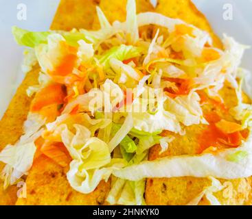 Empanada messicana con cavolo e salsa calda su sfondo piatto bianco da Playa del Carmen in Messico. Foto Stock