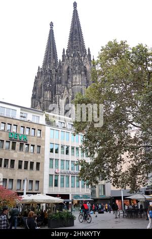 Blick über den Wallrafplatz zum Kölner Dom Foto Stock