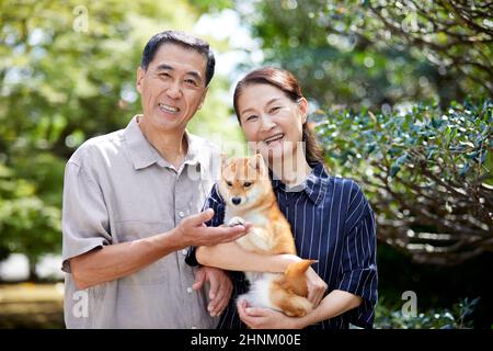 Coppia giapponese senior con il loro cane Foto Stock