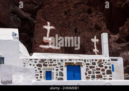 Chiesa greca costruita nella montagna situata vicino alla famosa Spiaggia Rossa di Akrotiri. Isola di Santorini, Grecia Foto Stock