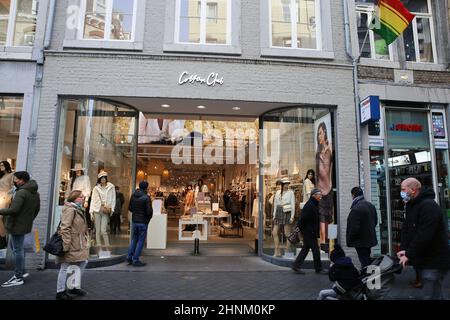 Maastricht, Paesi Bassi - Febbraio 13. 2022: Vista sull'ingresso del negozio di moda del club di cotone nella strada trafficata Foto Stock