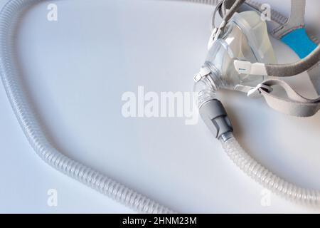 La maschera CPAP contro l'apnea ostruttiva del sonno aiuta i pazienti respiratore maschera clip di fissaggio per naso e gola respirazione farmaco con cpap macchina contro russare e disturbi del sonno per respirare più facile Foto Stock