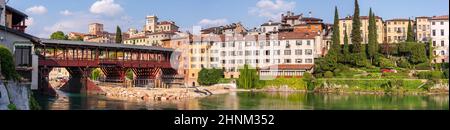 Vista sul villaggio di Bassano del Grappa, famosa per il suo ponte Foto Stock
