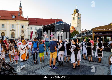 Persone rumene in abito folklorico Foto Stock