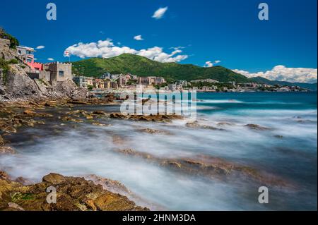 Spiaggia, scogliera e villaggio di pescatori di Vernazzola vicino al centro di Genova, sulla Riviera italiana Foto Stock