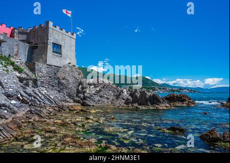 Spiaggia, scogliera e villaggio di pescatori di Vernazzola vicino al centro di Genova, sulla Riviera italiana Foto Stock