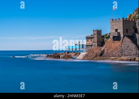 Spiaggia, scogliera e villaggio di pescatori di Vernazzola vicino al centro di Genova, sulla Riviera italiana Foto Stock