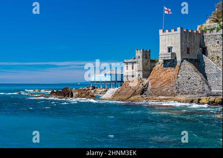 Spiaggia, scogliera e villaggio di pescatori di Vernazzola vicino al centro di Genova, sulla Riviera italiana Foto Stock