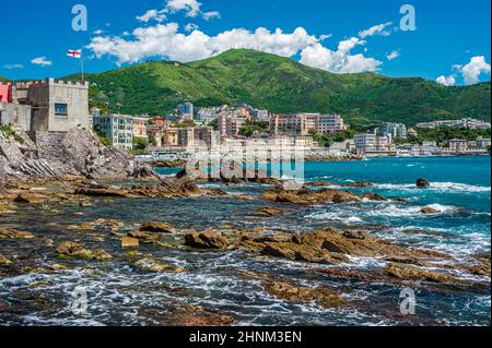 Spiaggia, scogliera e villaggio di pescatori di Vernazzola vicino al centro di Genova, sulla Riviera italiana Foto Stock
