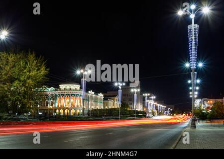 Scena notturna nel centro di Ekaterinburg, Russia Foto Stock