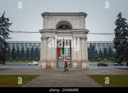 Arco trionfale di fronte al palazzo del governo, Chisinau, Moldavia. Monumenti storici della capitale. Foto Stock