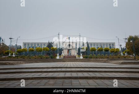 Vista dalla piazza dell'Arco di Trionfo di fronte all'edificio governativo, Chisinau, Moldavia. Monumenti storici della capitale. Foto Stock