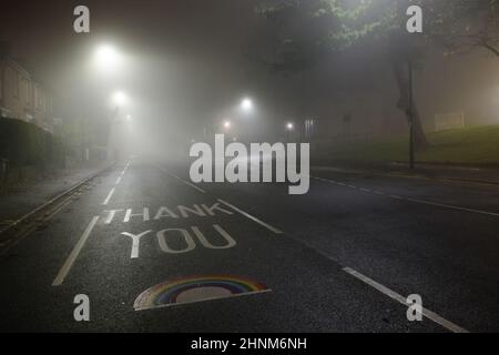 Grazie NHS arcobaleno dipinto su glossop Road, ospedale Hallamshire Foto Stock