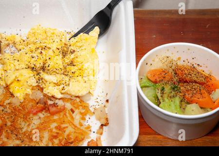 Uova, hashbrown e verdure miste, compresi broccoli e carote Foto Stock
