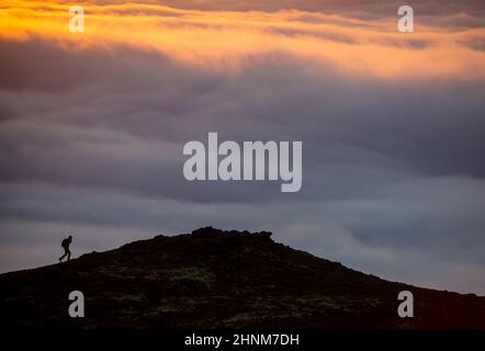 Trasognata brumoso paesaggio sopra il mare di nubi, montagne al tramonto in Islanda Foto Stock