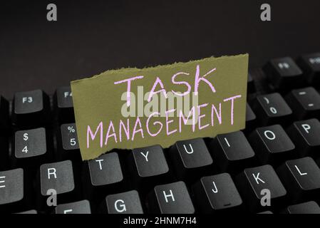 Visualizzazione dei segni Gestione delle attività, Foto concettuale il processo di gestione di un'attività attraverso il suo ciclo di vita Abstract digitando New Movie script, creando Mot Foto Stock