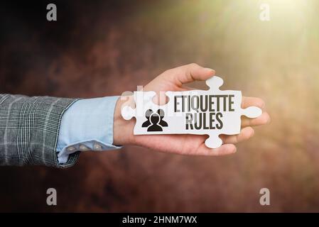 Visualizzazione concettuale regole di Etiquette, parola per le dogane che controllano il comportamento accettato nei gruppi sociali Businesswoman trova strategia per risolvere il collegamento Foto Stock