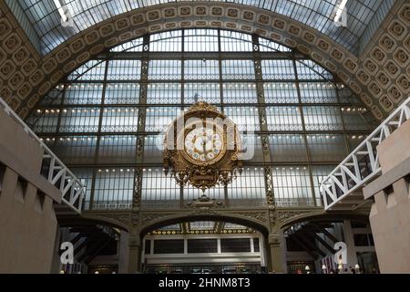 PARIGI -7 SETTEMBRE 2014: Orologio d'oro del museo D'Orsay a Parigi, Francia. Il Musee d'Orsay ha la più grande collezione di dipinti impressionisti e post-impressionisti del mondo. Foto Stock