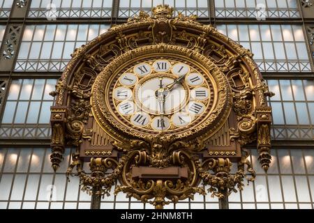 PARIGI -7 SETTEMBRE 2014: Orologio d'oro del museo D'Orsay a Parigi, Francia. Il Musee d'Orsay ha la più grande collezione di dipinti impressionisti e post-impressionisti del mondo. Foto Stock