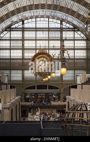 Orologio d'oro del museo D'Orsay a Parigi, Francia. Foto Stock