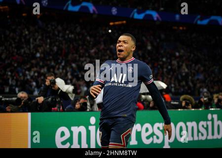 Derby, Regno Unito. 15th Feb 2022. Kylian Mbappe di PSG celebra il traguardo vincente durante il round della UEFA Champions League, che prevede una partita a 16 1st gambe tra Paris Saint-Germain Feminines e Real Madrid al Parc des Princes di Parigi, Francia, il 15 febbraio 2022. Foto di Andy Rowland. Credit: Prime Media Images/Alamy Live News Foto Stock