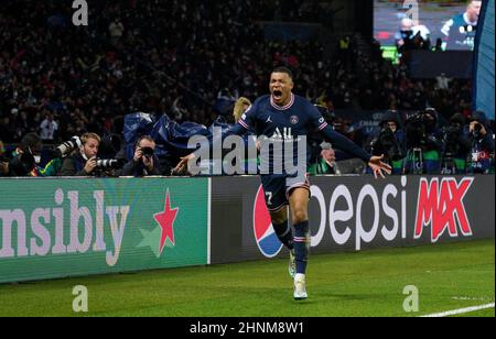 Derby, Regno Unito. 15th Feb 2022. Kylian Mbappe di PSG celebra il traguardo vincente durante il round della UEFA Champions League, che prevede una partita a 16 1st gambe tra Paris Saint-Germain Feminines e Real Madrid al Parc des Princes di Parigi, Francia, il 15 febbraio 2022. Foto di Andy Rowland. Credit: Prime Media Images/Alamy Live News Foto Stock