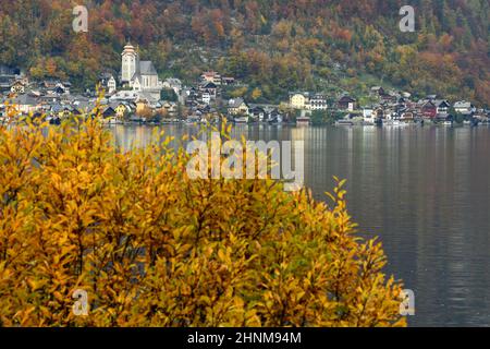 Hallstatt am Hallstätter See im Herbst, Österreich, Europa - Hallstatt sul Lago di Hallstatt in autunno, Austria, Europa Foto Stock