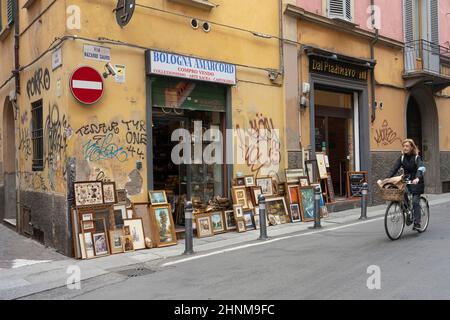 Un negozio di spazzatura a Bologna, Italia Foto Stock