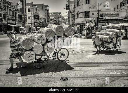 4th giugno 2016, Vietnam, Nha-Trang, portieri di strada trasportano merci Foto Stock