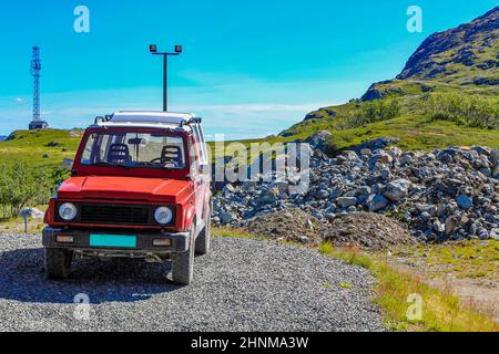 Veicolo 4x4 rosso in cima alla montagna, Hemsedal Norvegia. Foto Stock