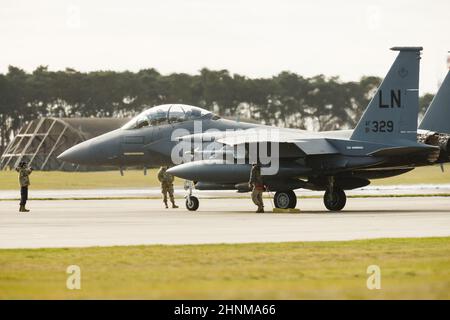 L'equipaggio di terra prepara F15 combattenti armati di armi per il decollo da RAF Lakenheath, Regno Unito Foto Stock