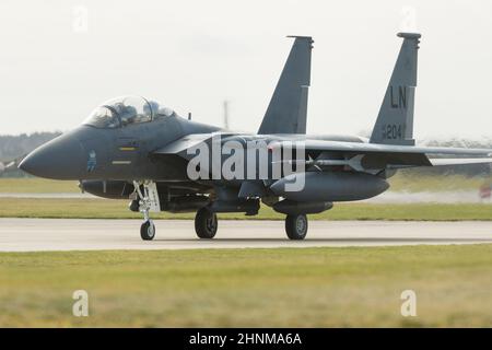 F15 combattenti armati di armi si preparano al decollo da RAF Lakenheath, Regno Unito 17/02/22 Foto Stock