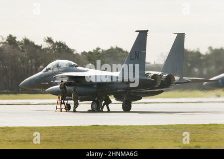 L'equipaggio di terra prepara F15 combattenti armati di armi per il decollo da RAF Lakenheath, Regno Unito Foto Stock