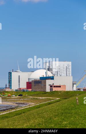 Paesaggio urbano di villaggio e centrale nucleare Borssele in Zeeland nei Paesi Bassi Foto Stock