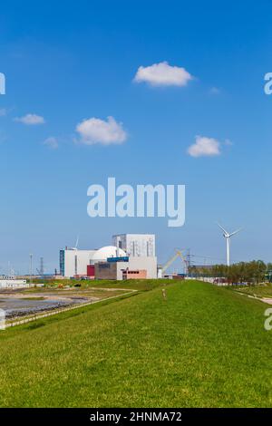 Paesaggio urbano di villaggio e centrale nucleare Borssele in Zeeland nei Paesi Bassi Foto Stock