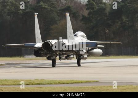 F15 combattenti armati di armi si preparano al decollo da RAF Lakenheath, Regno Unito Foto Stock