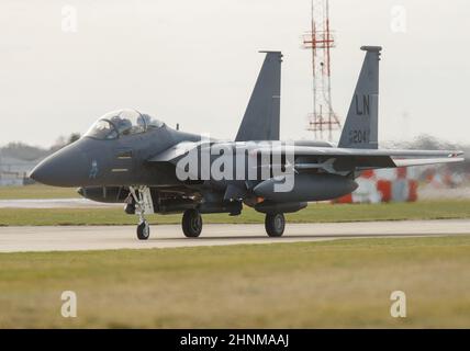 F15 combattenti armati di armi si preparano al decollo da RAF Lakenheath, Regno Unito 17/02/22 Foto Stock