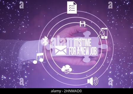 Segno di testo che indica l'ora di un nuovo lavoro. Parola scritta su aver pagato posizione di lavoro regolare mano di tenuta Jigsaw Puzzle pezzo sbloccare nuove tecnologie futuristiche. Foto Stock