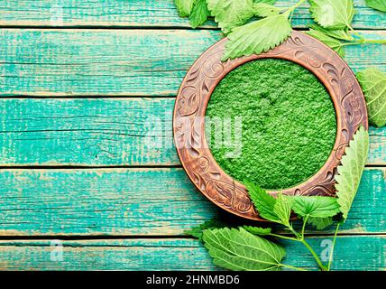 Zuppa di ortica verde estate. Ortica fresca. Zuppa di crema. Cibo vegetariano. Spazio copia Foto Stock