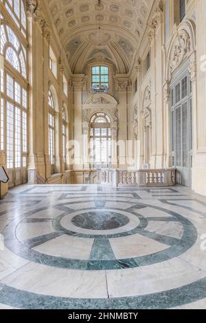 La più bella sala barocca d'Europa situata a Palazzo Madama, Torino. Interni con marmi di lusso, finestre e corridoi. Foto Stock