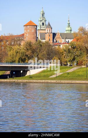 Castello reale di Wawel, vista dal lato del fiume Wisla in autunno, ponte Grunwaldzki sul fiume Vistula, Cracovia, Polonia Foto Stock