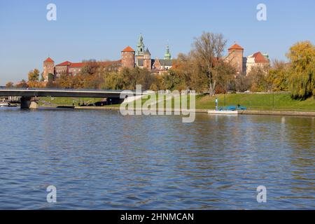 Castello reale di Wawel, vista dal lato del fiume Wisla in autunno, ponte Grunwaldzki sul fiume Vistula, Cracovia, Polonia Foto Stock