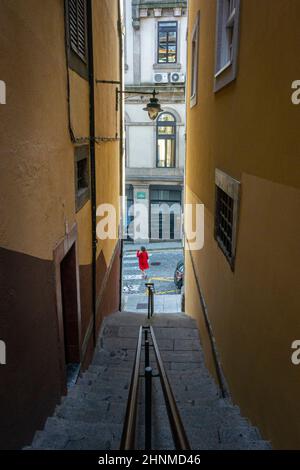 Vicolo stretto a Porto, Portogallo Foto Stock